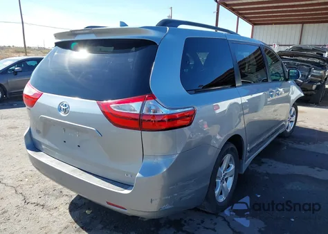 2018 Toyota Sienna Le 8 Passenger z USA, uszkodzony, nr VIN 5TDKZ3DC5JS902419